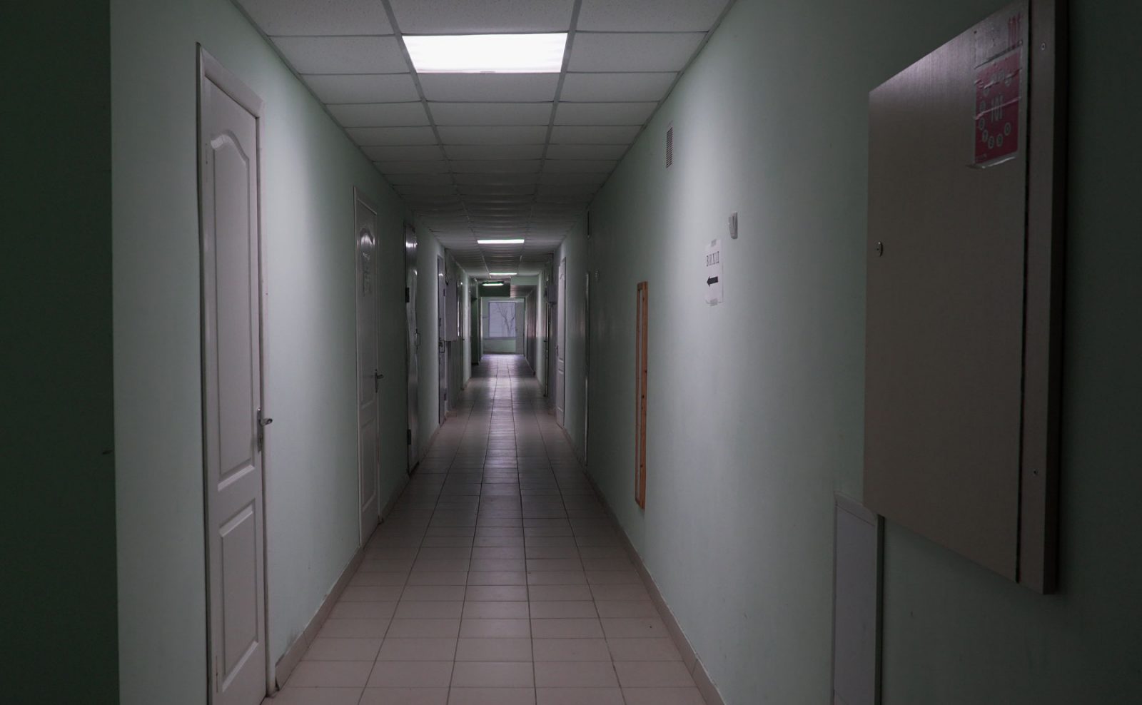 https://www.litetronics.com/wp-content/uploads/2021/05/Hospital-hallway-with-emergency-light-1600x988.jpg